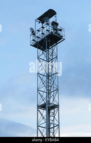 Hohe Licht-Turm mit Aussichtsplattform an der Spitze vor blauem Himmel mit Wolken. Stockfoto