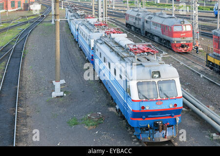 Elektrische ist CHS2K-741 auf die Gleise am Bahnhof. Ansicht von vorne rechts oben Stockfoto