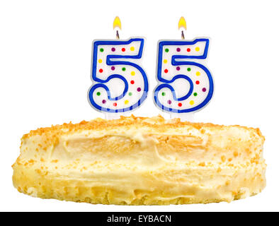 Geburtstagstorte mit Kerzen Nummer fünfundfünfzig isoliert auf weißem Hintergrund Stockfoto