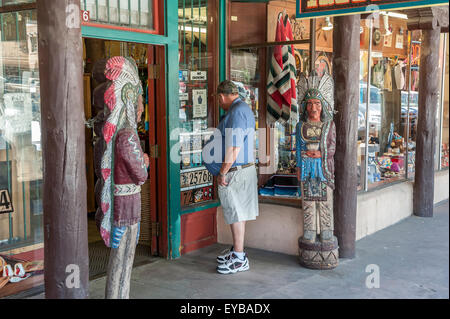 Übergewichtige Menschen Schaufensterbummel im Taos Plaza. New-Mexico. USA Stockfoto