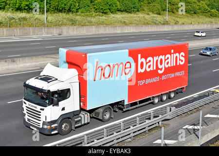 Seite & Vorderansicht Startseite Schnäppchen Werbung auf der Lieferkette des Ladens artikulierter Anhänger hinter dem weißen LKW-Logistik-LKW auf der britischen Autobahn Stockfoto