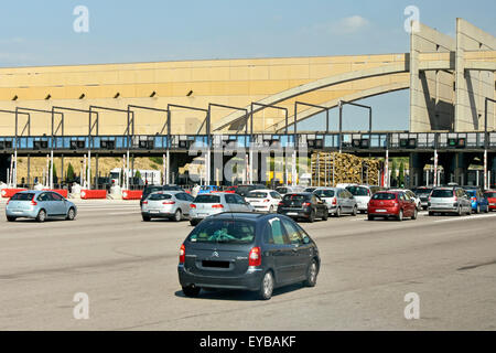 Frankreich Autobahn Autos bei typischen Mautstellen auf der französischen Autobahn au Soleil Route in der Provence im Süden von Frankreich EU anreisen Stockfoto