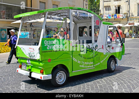 Avignon Frankreich öffentliche Verkehrsmittel Kreuz zwischen kleinen Busse und ein Taxi Baladines sind wenig 7 Sitz Elektrofahrzeuge auf einem Rundkurs im Stadtzentrum Stockfoto