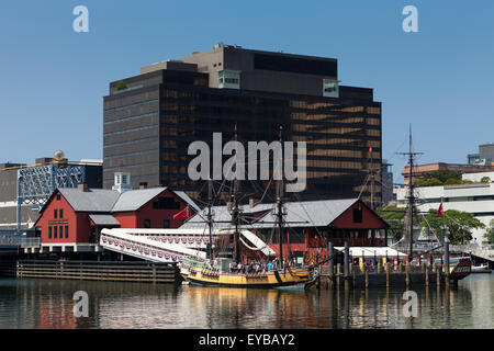 Boston Tea Party Ship Museum, entlang der Boston Harborwalk on the Atlantic Wharf Waterfront in South Boston, Massachusetts Stockfoto