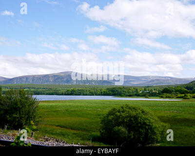 Loch Insh mit Cairgorms in Ferne, Kincraig, Highland, Schottland, Großbritannien. Stockfoto