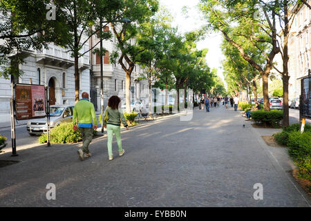 Fußgänger zu Fuß auf einem breiten Weg. Stockfoto