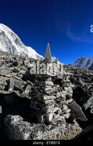 Denkmal am Kala Patthar Berg 5550M, Everest base camp Trek, Sagarmatha National Park, UNESCO-Weltkulturerbe, Stockfoto