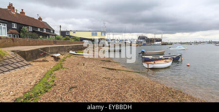 Boote bei Ebbe am West Mersea, Mersea Island, in der Nähe von Colchester, Essex, East Anglia, England, Vereinigtes Königreich. Stockfoto