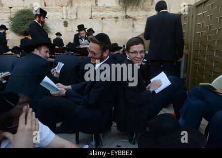 Jerusalem. 26. Juli 2015. Tisha B'Av Gebete durch die Klagemauer in der Jerusalemer Altstadt. Bildnachweis: Boaz Rottem/Alamy Live-Nachrichten Stockfoto