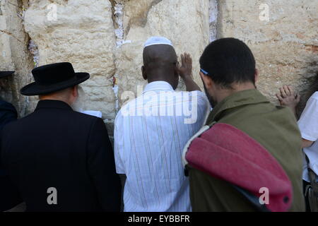 Jerusalem. 26. Juli 2015. Tisha B'Av Gebete durch die Klagemauer in der Jerusalemer Altstadt. Bildnachweis: Boaz Rottem/Alamy Live-Nachrichten Stockfoto