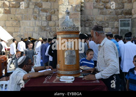 Jerusalem. 26. Juli 2015. Tisha B'Av Gebete durch die Klagemauer in der Jerusalemer Altstadt. Bildnachweis: Boaz Rottem/Alamy Live-Nachrichten Stockfoto