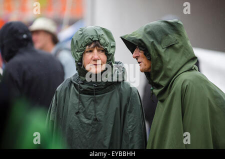 Malmesbury, Wiltshire, UK. 26. Juli 2015. WOMAD-Festival am dritten und letzten Tag ist ein Fall für warme Getränke und Regenschutz als Regen und Kälte setzt und dürfte für den Rest des Tages bei Charlton Park, England, UK bleiben. Bildnachweis: Francesca Moore/Alamy Live-Nachrichten Stockfoto