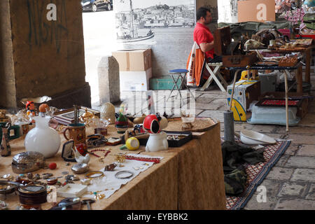 Straßenmarkt Nippes zu verkaufen. Stockfoto