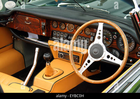 Innenansicht eines grünen Jaguar E-Type Dashboards auf einer Oldtimer-Show in Yorkshire, Großbritannien Stockfoto