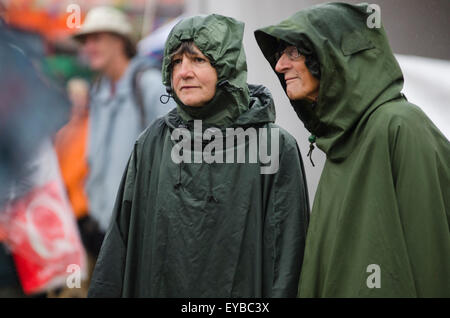 Malmesbury, Wiltshire, UK. 26. Juli 2015. WOMAD-Festival am dritten und letzten Tag ist ein Fall für warme Getränke und Regenschutz als Regen und Kälte setzt und dürfte für den Rest des Tages bei Charlton Park, England, UK bleiben. Bildnachweis: Francesca Moore/Alamy Live-Nachrichten Stockfoto