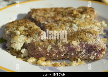 frisch gebratene Thunfisch-Steak aus dem Mittelmeer in Stück Brot Stockfoto