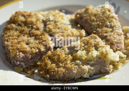 frisch gebratene Thunfisch-Steak aus dem Mittelmeer in Stück Brot Stockfoto