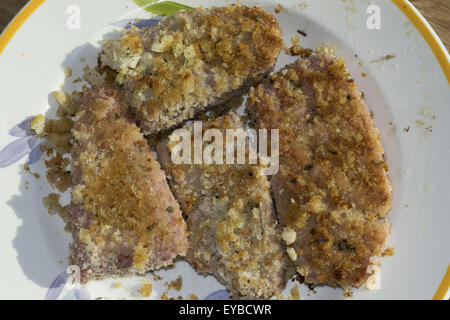 frisch gebratene Thunfisch-Steak aus dem Mittelmeer in Stück Brot Stockfoto