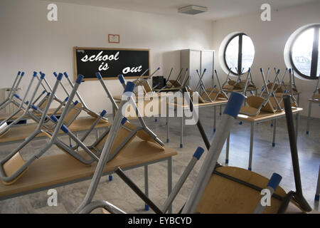 Eine Tafel im Klassenzimmer in der Schule mit der Nachricht-Schule ist geschrieben mit weißer Kreide auf es als Symbol für das Ende der Stockfoto