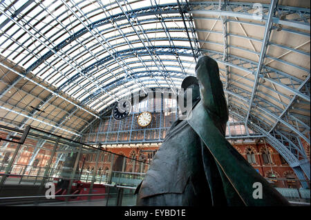 Eine Statue des Poet Laureate John Betjeman auf das Zusammentreffen der ehemaligen Midland Railway Bahnhof St. Pancras International Station. Stockfoto