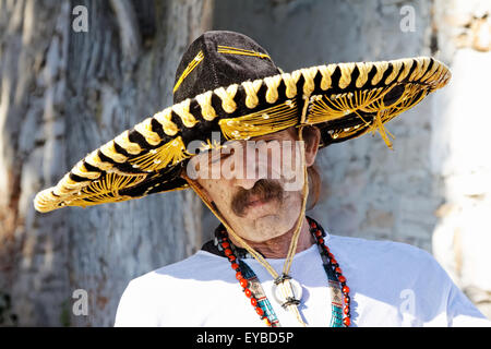 Mexikanische Mann mit Sombrero posiert im freien Stockfoto