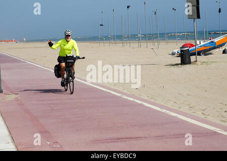 Radfahrer, Radfahren auf einem Radweg am Strand unterwegs. Stockfoto