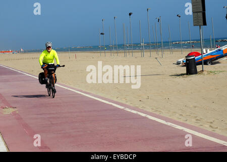 Radfahrer, Radfahren auf einem Radweg am Strand unterwegs. Stockfoto