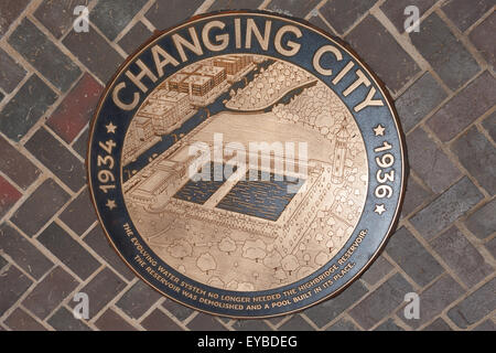 Bronze Medaille in den Gehweg der High Bridge verbindet Manhattan mit der Bronx über den Harlem River in New York City. Stockfoto