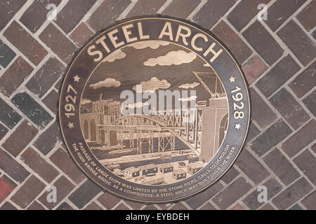 Bronze Medaille in den Gehweg der High Bridge verbindet Manhattan mit der Bronx über den Harlem River in New York City. Stockfoto