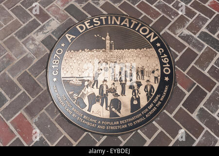 Bronze Medaille in den Gehweg der High Bridge verbindet Manhattan mit der Bronx über den Harlem River in New York City. Stockfoto