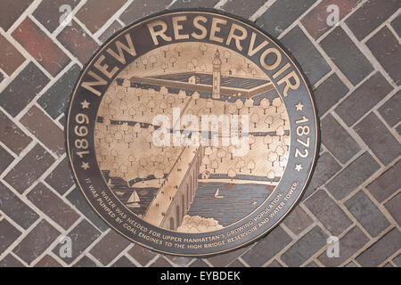 Bronze Medaille in den Gehweg der High Bridge verbindet Manhattan mit der Bronx über den Harlem River in New York City. Stockfoto