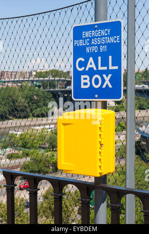 Ein Notfall Anruf-Box auf der hohen Brücke über den Harlem River in New York City. Stockfoto