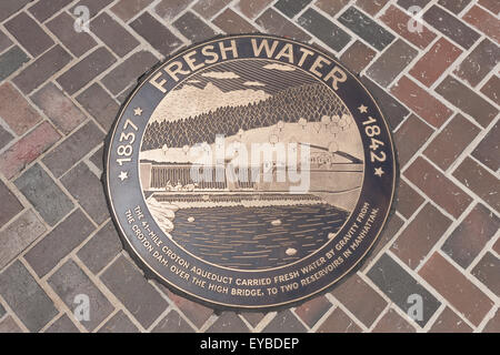 Bronze Medaille in den Gehweg der High Bridge verbindet Manhattan mit der Bronx über den Harlem River in New York City. Stockfoto