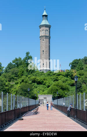 Blick auf den Gehweg auf der hohen Brücke in den Wasserturm im Highbridge Park in Manhattan in New York City. Stockfoto