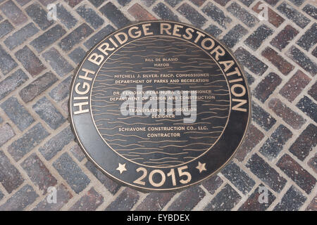 Bronze Medaille in den Gehweg der High Bridge verbindet Manhattan mit der Bronx über den Harlem River in New York City. Stockfoto