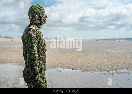 Blick vom Strand Crosby Beach, Mersey Seite, UK. Heimat von "Woanders" Skulptur von Antony Gormley. Stockfoto