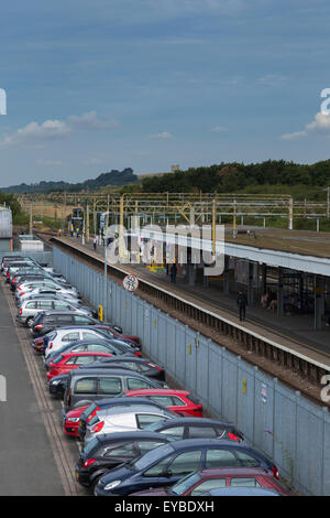 Leigh-on-Sea Bahnhof mit parkenden Autos und Passagiere Waiting for a Train Stockfoto