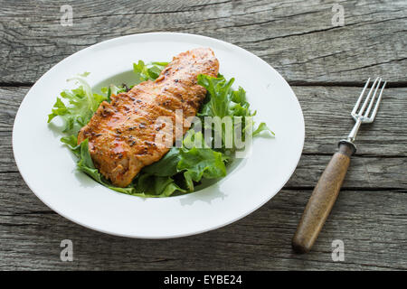 Gebratenes Putenfleisch mit grünen Blattsalat mariniert Stockfoto