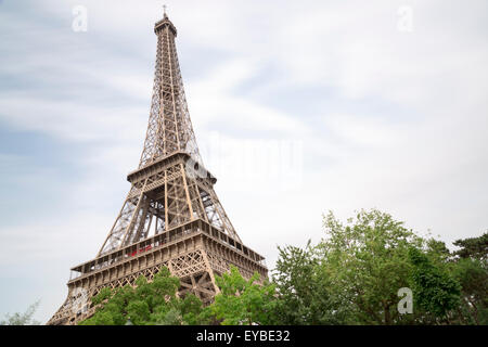 Eiffelturm in Paris, Frankreich mit Bäumen davor. Stockfoto