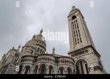 Die Sacre-Coeur-Kirche in Paris, Frankreich mit bewölktem Himmel. Stockfoto