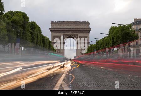 Triumphbogen in Paris, Frankreich mit Lichtspuren von Autos. Stockfoto