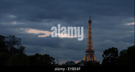 Eiffelturm in Paris, Frankreich-glitzernd in der Nacht mit Wolken hinter sich. Stockfoto