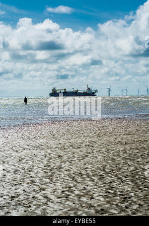 Blick vom Strand Crosby Beach, Mersey Seite, UK. Heimat von "Woanders" Skulptur von Antony Gormley. Stockfoto