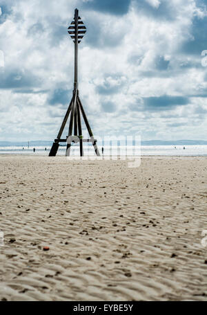 Blick vom Strand Crosby Beach, Mersey Seite, UK. Heimat von "Woanders" Skulptur von Antony Gormley. Stockfoto