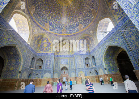 Isfahan, der Iran. 21. Juli 2015. Innenansicht der Imam-Moschee auf dem Imam-Platz in Isfahan, Iran, 21. Juli 2015. Der Naqsch-e Dschahan Platz gehört zum UNESCO-Weltkulturerbe. Foto: Michael Kappeler/Dpa/Alamy Live News Stockfoto