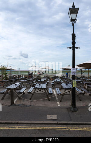 Leere Tabellen außerhalb der Peter Boot-Kneipe im alten Leigh Stockfoto