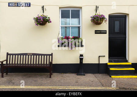 Vorderseite des krummen Billet Pub in alten Leigh Stockfoto