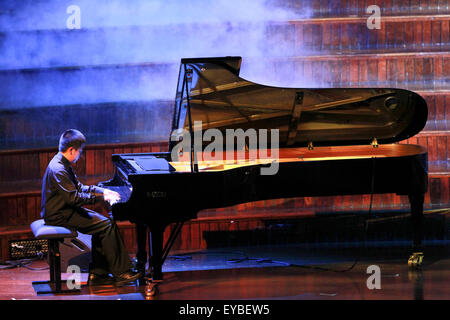 (150726)--SYDNEY, 26. Juli, 2015(Xinhua)--ein Junge spielt Klavier in einem Abendkonzert zum Gedenken an den 70. Jahrestag des Sieges in das chinesische Volk Krieg des Widerstands gegen die japanische Aggression und den Sieg der antifaschistischen Krieg im Rathaus von Sydney, Australien, 26. Juli 2015. (Xinhua/Jin Linpeng) (Azp) Stockfoto