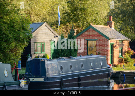 Schmale Boot auf die Chelmer und Blackwater Navigation am Paper Mill Schloss wenig Baddow Essex England Stockfoto