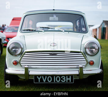 Vor einem weißen Vintage Mini Cooper Stockfoto